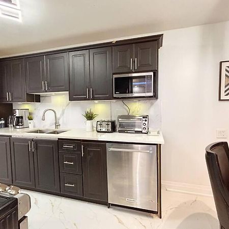 Super Luxury Family Home - 3 Bedrooms, 1 Full Bathroom And 1 Half Washroom With Free Parking, Wifi, Netflix Торонто Екстер'єр фото