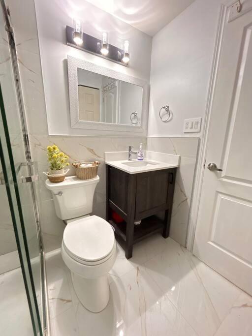 Super Luxury Family Home - 3 Bedrooms, 1 Full Bathroom And 1 Half Washroom With Free Parking, Wifi, Netflix Торонто Екстер'єр фото