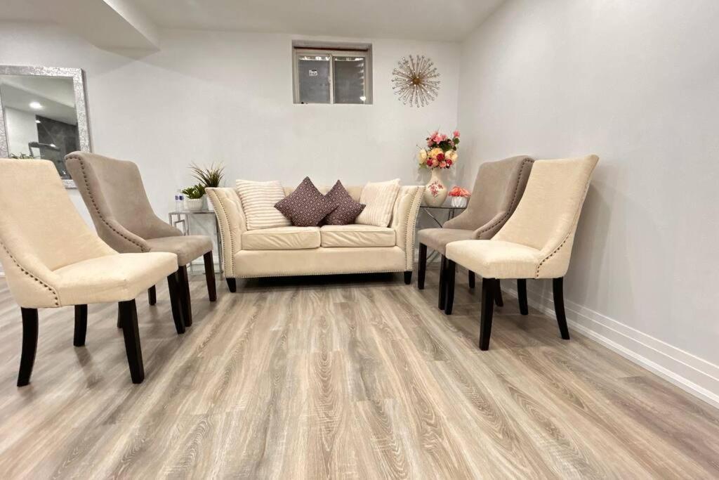 Super Luxury Family Home - 3 Bedrooms, 1 Full Bathroom And 1 Half Washroom With Free Parking, Wifi, Netflix Торонто Екстер'єр фото