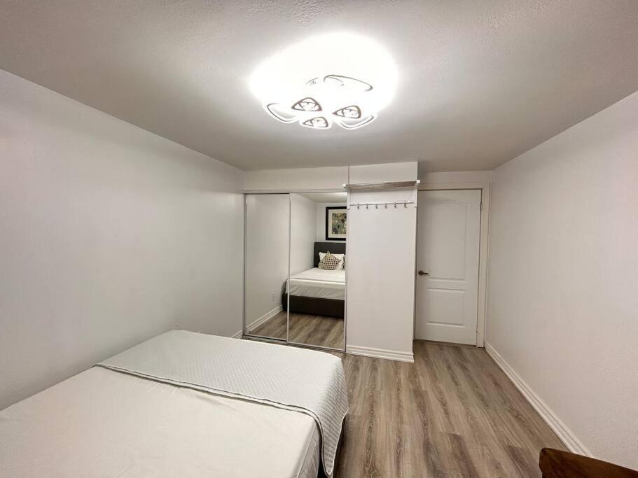 Super Luxury Family Home - 3 Bedrooms, 1 Full Bathroom And 1 Half Washroom With Free Parking, Wifi, Netflix Торонто Екстер'єр фото