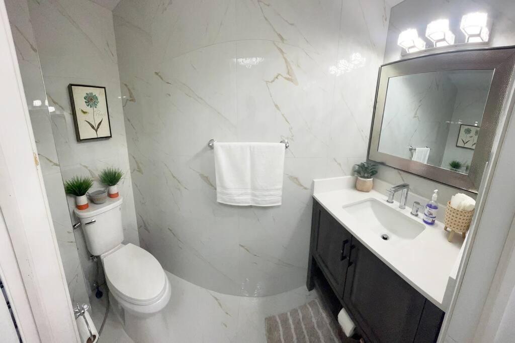Super Luxury Family Home - 3 Bedrooms, 1 Full Bathroom And 1 Half Washroom With Free Parking, Wifi, Netflix Торонто Екстер'єр фото