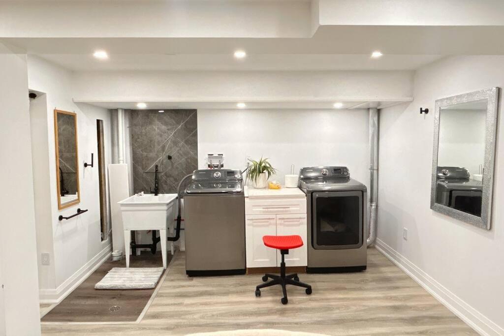 Super Luxury Family Home - 3 Bedrooms, 1 Full Bathroom And 1 Half Washroom With Free Parking, Wifi, Netflix Торонто Екстер'єр фото