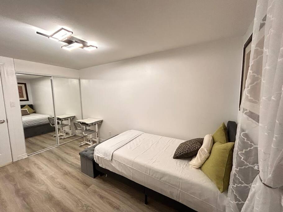 Super Luxury Family Home - 3 Bedrooms, 1 Full Bathroom And 1 Half Washroom With Free Parking, Wifi, Netflix Торонто Екстер'єр фото