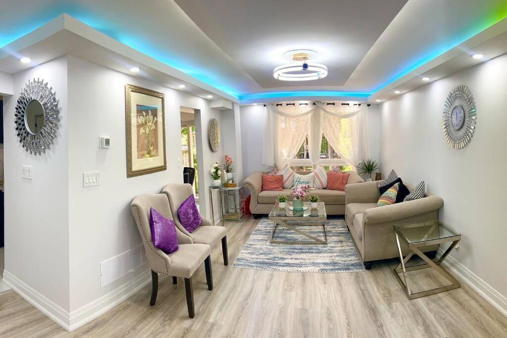 Super Luxury Family Home - 3 Bedrooms, 1 Full Bathroom And 1 Half Washroom With Free Parking, Wifi, Netflix Торонто Екстер'єр фото