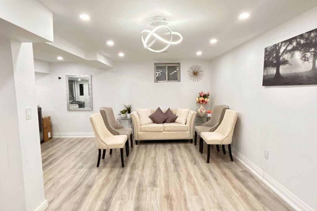 Super Luxury Family Home - 3 Bedrooms, 1 Full Bathroom And 1 Half Washroom With Free Parking, Wifi, Netflix Торонто Екстер'єр фото