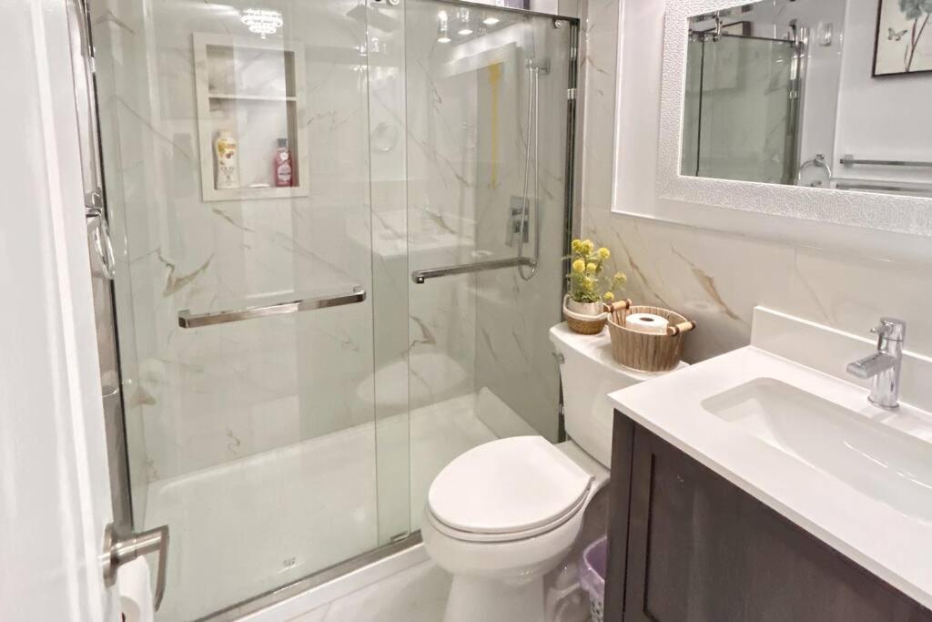 Super Luxury Family Home - 3 Bedrooms, 1 Full Bathroom And 1 Half Washroom With Free Parking, Wifi, Netflix Торонто Екстер'єр фото