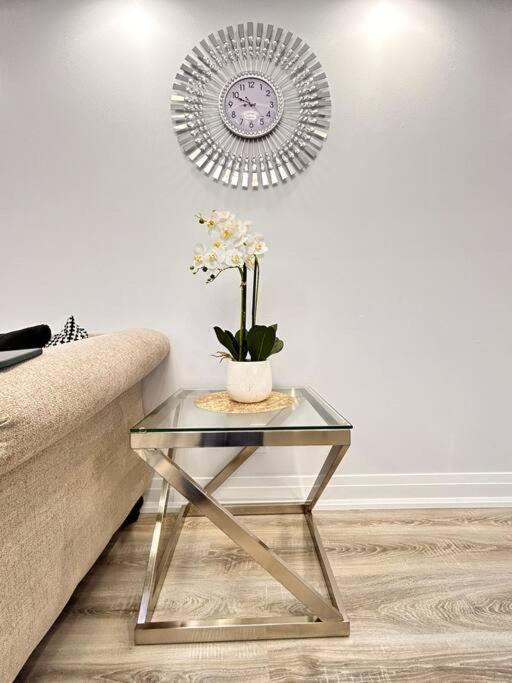 Super Luxury Family Home - 3 Bedrooms, 1 Full Bathroom And 1 Half Washroom With Free Parking, Wifi, Netflix Торонто Екстер'єр фото