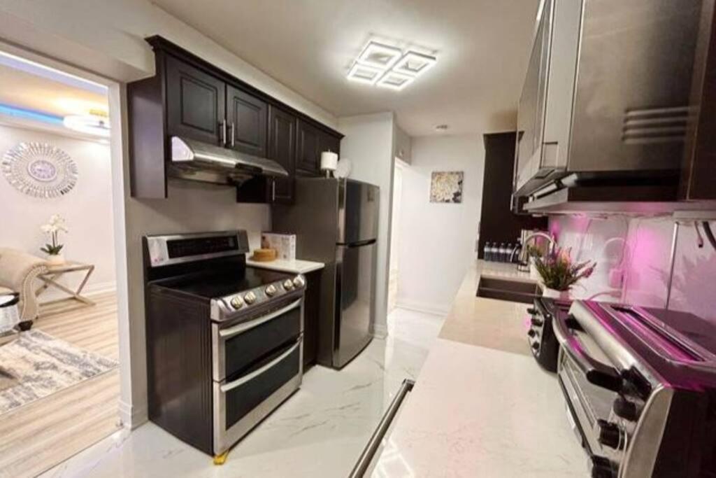 Super Luxury Family Home - 3 Bedrooms, 1 Full Bathroom And 1 Half Washroom With Free Parking, Wifi, Netflix Торонто Екстер'єр фото