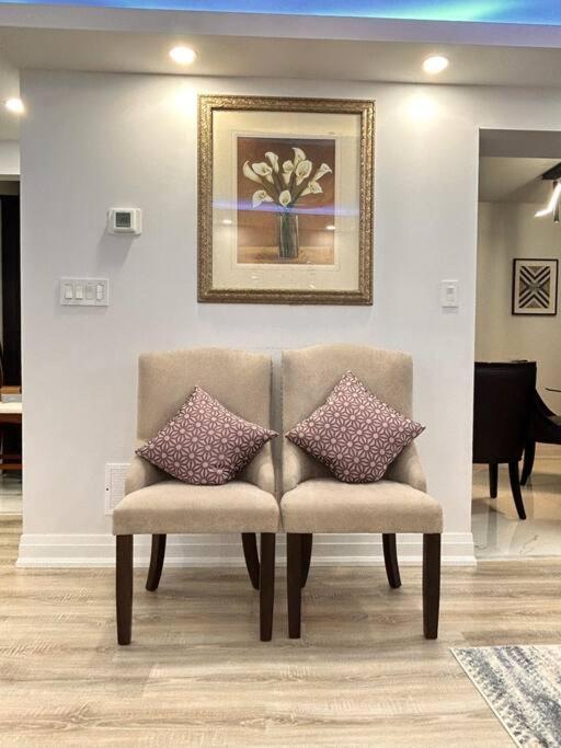 Super Luxury Family Home - 3 Bedrooms, 1 Full Bathroom And 1 Half Washroom With Free Parking, Wifi, Netflix Торонто Екстер'єр фото