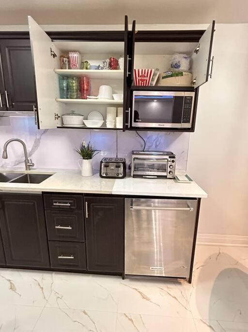 Super Luxury Family Home - 3 Bedrooms, 1 Full Bathroom And 1 Half Washroom With Free Parking, Wifi, Netflix Торонто Екстер'єр фото