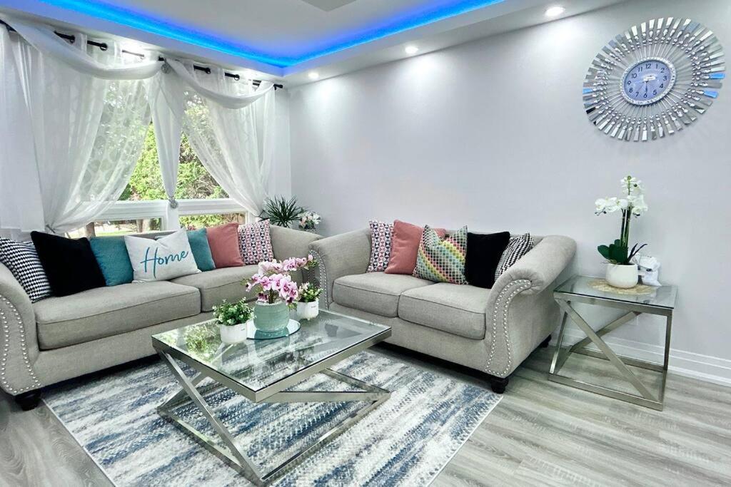 Super Luxury Family Home - 3 Bedrooms, 1 Full Bathroom And 1 Half Washroom With Free Parking, Wifi, Netflix Торонто Екстер'єр фото